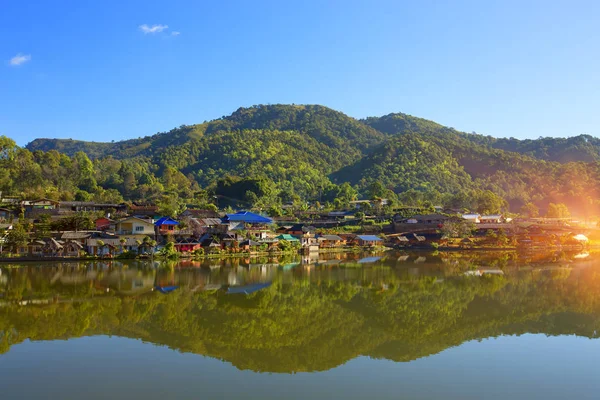 Beau Village Montagne Autour Lac Avec Reflet Mae Hong Son — Photo