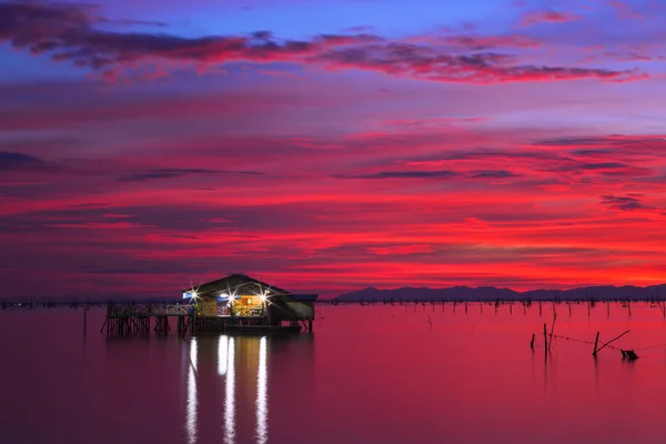 Cabaña Sobre Lago Con Puesta Sol Roja — Foto de Stock