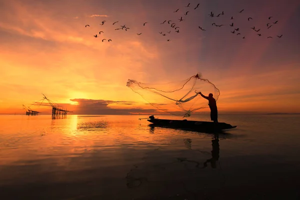 Pescador Asiático Barco Madera Lanzando Una Red Para Captura Peces — Foto de Stock