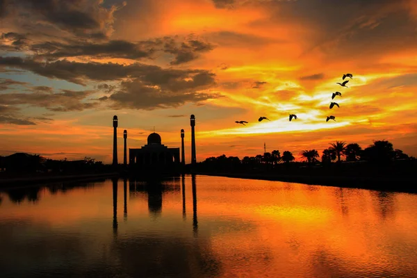 Paisagem Com Mesquita Tailândia Belo Pôr Sol Antes Tempestade — Fotografia de Stock