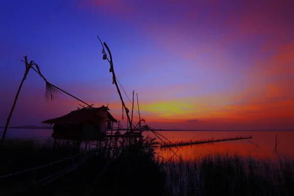 Cabana Sobre Lago Com Pôr Sol Vermelho — Fotografia de Stock