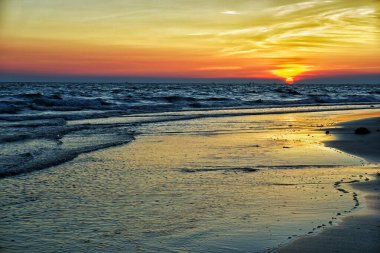 Gün batımı, güneş ufka dönmeden önceki son ışık. Güneş denize batıyor..