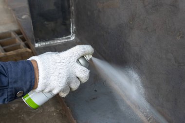 Manyetik Parçacık Testi (MT) ile Yıkıcı Olmayan Test (NDT) yapmadan önce kaynaklı yüzeyde sprey beyaz karşıtlığı kullanmak için adım).