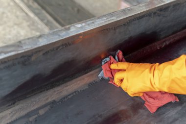 Yıkıcı Olmayan Test (NDT) için sprey Sıvı Sızma Testi (PT) uygulamadan önce kaynaklı yüzeyi temizlemek için bez temizleyici kullan).
