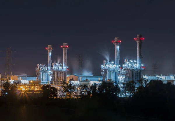İnsanların ve sanayi bölgelerinin kullanımı için gece desteğinde elektrik santrali.