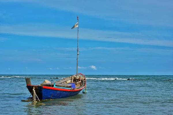 Vissersboten Drijvend Zee Met Blauwe Lucht — Stockfoto