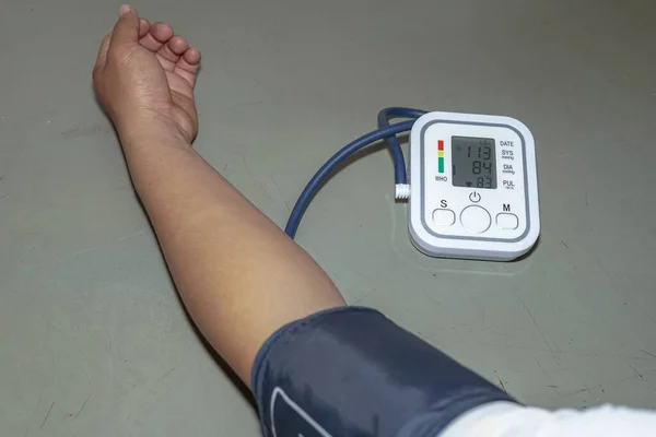 Blutdruck Und Herzfrequenz Mit Digitalem Blutdruckmessgerät Überprüfen — Stockfoto