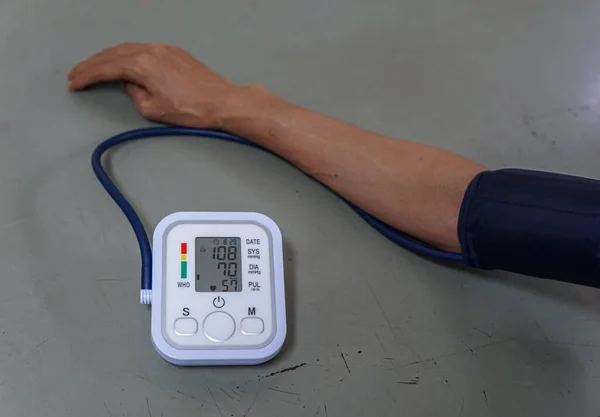 Sprawdzanie Ciśnienia Tętniczego Tętna Pomocą Cyfrowego Monitora Ciśnienia Tętniczego Krwi — Zdjęcie stockowe