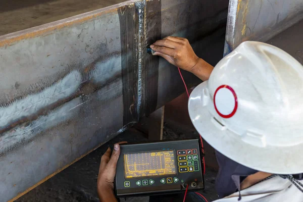 Müfettişler çelik kaynaklarındaki kusurları kontrol ediyor. Endüstriyel fabrikadaki Yıkım Olmayan Test (NDT) 'nin Ultrasonik Test (UT) işlemiyle birleşik ekleme yapıyorlar..