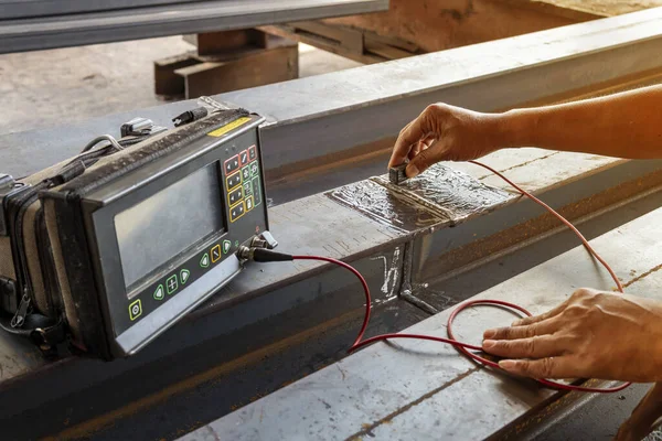 Endüstriyel fabrikadaki yıkıcı olmayan testin (NDT) Ultrasonik test (UT) işlemiyle birlikte çelik eklem eklemindeki arızanın kontrol edilmesi.