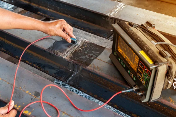 Endüstriyel fabrikadaki yıkıcı olmayan testin (NDT) Ultrasonik test (UT) işlemiyle birlikte çelik eklem eklemindeki arızanın kontrol edilmesi.