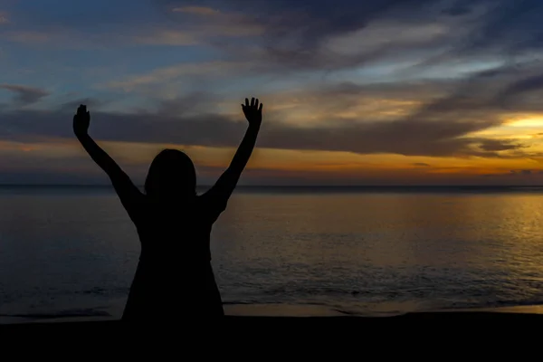 Силуэт Женщины Стоят Поднять Две Руки Берегу Моря Закат Фон — стоковое фото