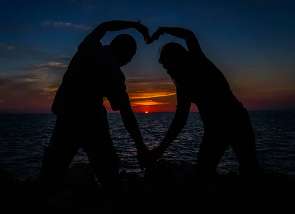 Silhouette Men Women Holding Hands Symbolizing Heart Having Sunset Background — Stock Photo, Image