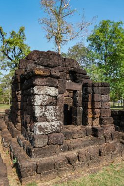 Maha Sarakham, Tayland 'daki eski taş kale Ku Santarat' ın turistik cazibesi.