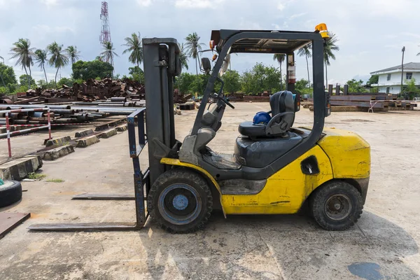 Sarı Forklift açık hava fabrikasında..