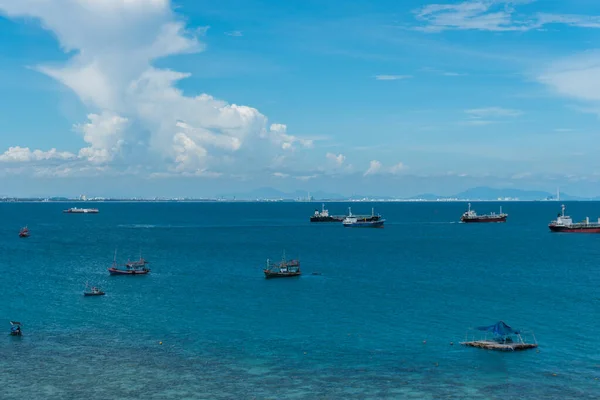 Vissersboten Drijvend Zee Met Blauwe Lucht — Stockfoto