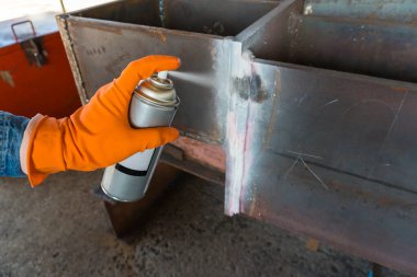 Delme testinin dördüncü aşaması, kaynak makinesine püskürtücü sprey sıkmak suretiyle sıvıyı çekmektir. Yıkıcı Olmayan Testler 'in kusurundan sızma işlemini (PT)