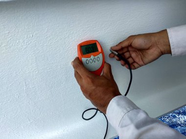 Endüstriyel fabrikadaki çelik yapı üzerindeki ateşe dayanıklı boya için DFT (DFT) ile Ölç.