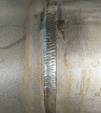 Gaz tungsten yay kaynaklama (GTAW) ve yüzey temizleme işlemleri sırasında kaynaksız çelik boru tamamlandı.