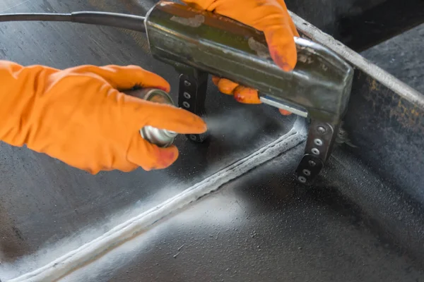 Endüstriyel fabrikadaki yıkıcı olmayan testin (NDT) Manyetik Parçacık Testi (MT) ile kaynaklanan arızanın incelenmesi, kaynaklı test alanına odaklanılması.