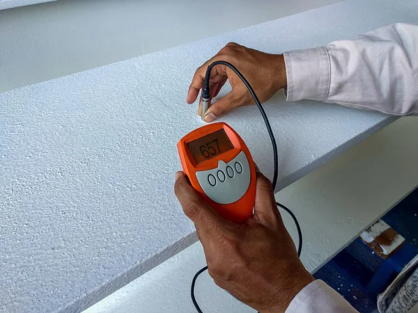 Endüstriyel fabrikadaki çelik yapı üzerindeki ateşe dayanıklı boya için DFT (DFT) ile Ölç.