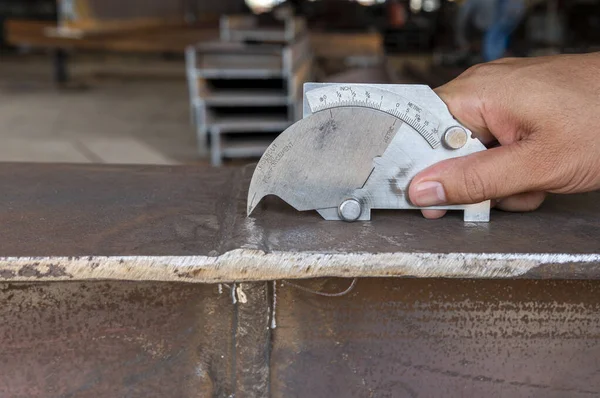 Using Welding Gauge Measure Convexity Weld Reinforcement Welded — Stock Photo, Image