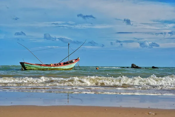 Vissersboten Drijvend Zee Met Blauwe Lucht — Stockfoto