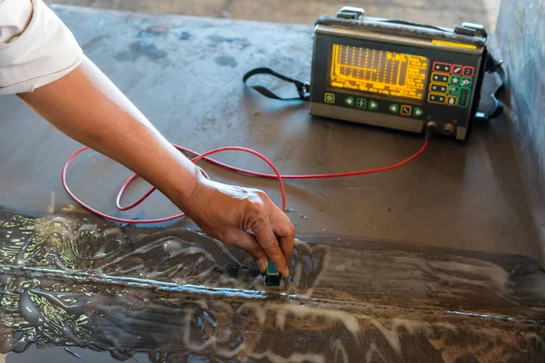 Endüstriyel fabrikadaki yıkıcı olmayan testin (NDT) Ultrasonik test (UT) işlemiyle birlikte çelik eklem eklemindeki arızanın kontrol edilmesi.