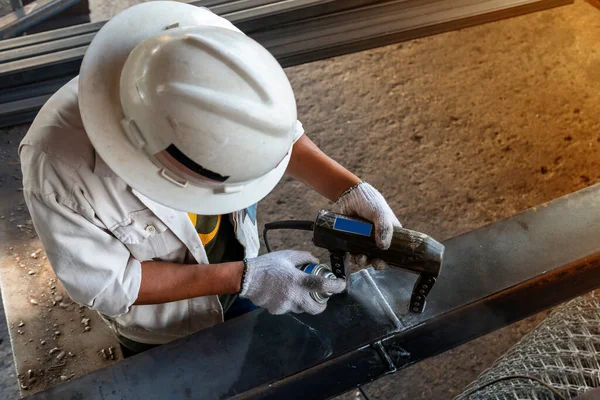 Endüstriyel fabrikada Yıkım Olmayan Testin (NDT) Manyetik Parçacık Testi (MT) ile kaynaklanan arıza kontrol ediliyor.
