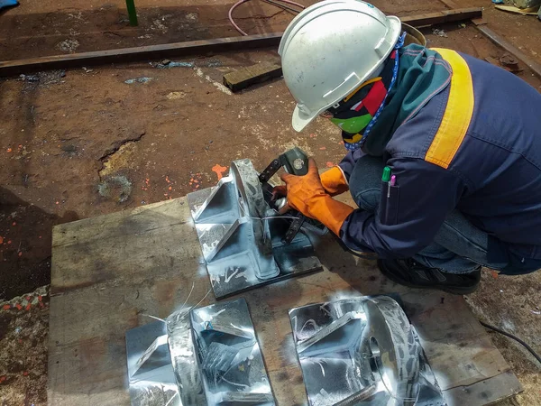 Endüstriyel fabrikada Yıkım Olmayan Testin (NDT) Manyetik Parçacık Testi (MT) ile kaynaklanan arıza kontrol ediliyor.