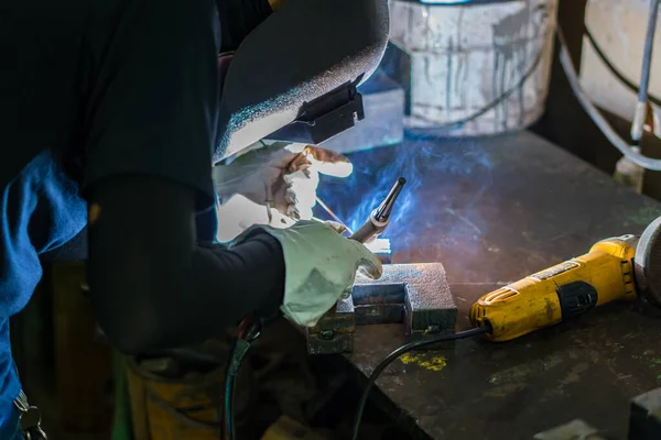 Tungsten Inert Gas Stok Foto Tungsten Inert Gas Gambar Bebas Royalti Depositphotos