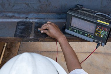 Endüstriyel fabrikadaki yıkıcı olmayan testin (NDT) Ultrasonik test (UT) işlemiyle birlikte çelik eklem eklemindeki arızanın kontrol edilmesi.