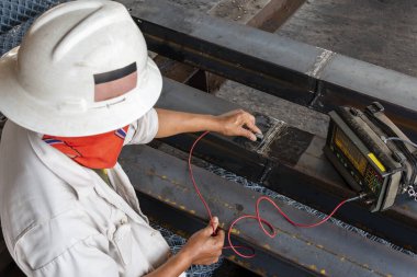 Müfettişler çelik kaynaklarındaki kusurları kontrol ediyor. Endüstriyel fabrikadaki Yıkım Olmayan Test (NDT) 'nin Ultrasonik Test (UT) işlemiyle birleşik ekleme yapıyorlar..