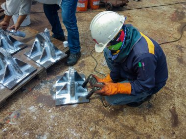 Endüstriyel fabrikada Yıkım Olmayan Testin (NDT) Manyetik Parçacık Testi (MT) ile kaynaklanan arıza kontrol ediliyor.