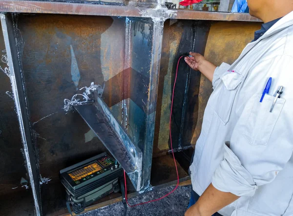Endüstriyel fabrikadaki yıkıcı olmayan testin (NDT) Ultrasonik test (UT) işlemiyle birlikte çelik eklem eklemindeki arızanın kontrol edilmesi.