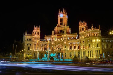 Binanın önünde ışık halkaları