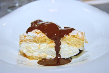 Erimiş çikolatalı kek.