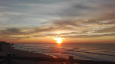 Santa Cruz sahilinde harika bir gün batımı, Torres Vedras, Portekiz