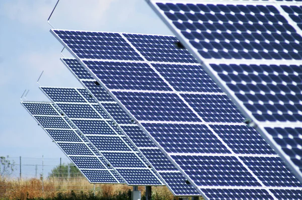 Painéis Solares Ligados Com Uma Fotocélula Azul Substituindo Antigas Fontes — Fotografia de Stock