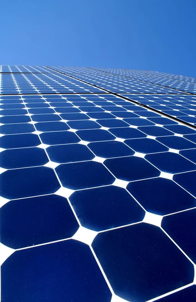 Panele Słoneczne Niebieskiej Fotokomórce Zastępujące Stare Źródła Energii Elektrycznej — Zdjęcie stockowe