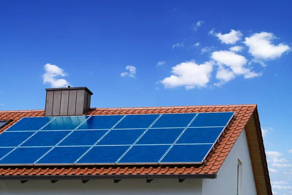 Painéis Solares Ligados Com Uma Fotocélula Azul Substituindo Antigas Fontes — Fotografia de Stock