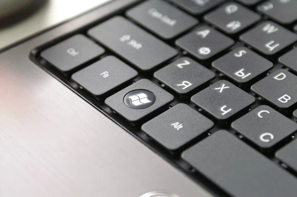 Чистий Новий Сірий Ноутбук Російською Клавіатурою — стокове фото