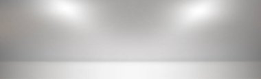 Beyaz, gri panoramik stüdyo arka planında beyaz parıltı