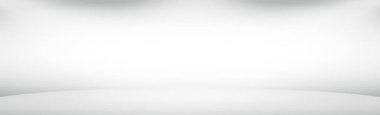 Beyaz, gri panoramik stüdyo arka planında beyaz parıltı