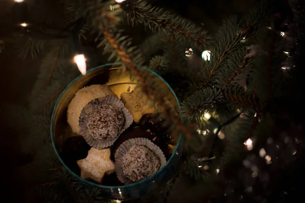 Hausgemachte Traditionelle Weihnachtsplätzchen Auf Dekorierten Dosen Mit Rizinuszucker Gepudert Tanne — Stockfoto