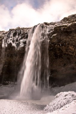 Seljalandsfoss şelalesi dondurucu bir kış gününde, İzlanda, Avrupa. Git kışın Viking topraklarını keşfet..