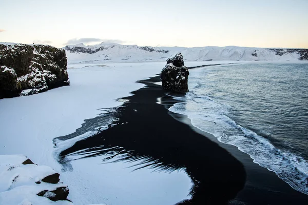 Der Gefrorene Vulkanstrand Reynisfjara Mit Basaltsäulen Erhebt Sich Aus Dem — Stockfoto