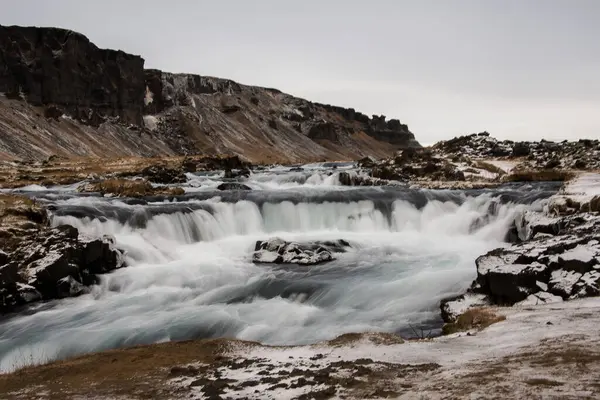 Río Arroyo Invierno Durante Día Nublado Explora Las Tierras Vikingas — Foto de Stock