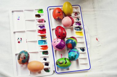 Paskalya kavramı, fantezi renkli Paskalya yumurtaları içinde bir renk tepsi