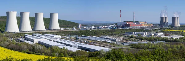 Başlık: Nükleer enerji santrali Mochovce 'nin panoramik görünümü.